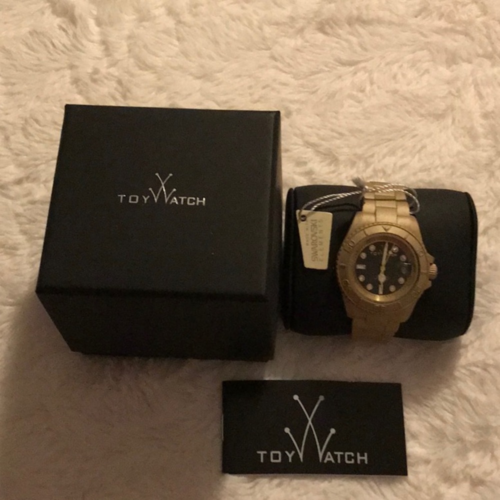 Toy watch gold color.